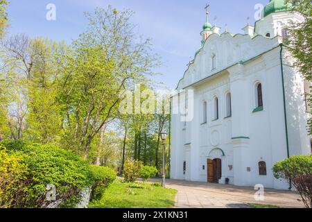 Äußere der St. Cyril Kirche in Kiew. Frühling im Hinterhof der Cyril-Kirche. Religiöses Erbe der ukrainischen Kultur. Orthodoxes christliches Kloster. Stockfoto