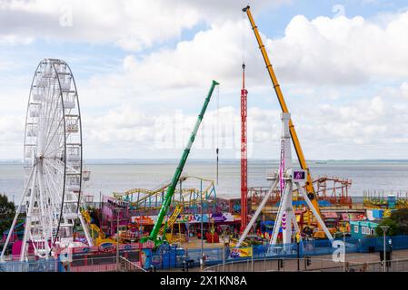 Kräne vor Ort im Vergnügungspark Adventure Island heben den neuen Vertigo 38 Meter Tower Ride in Position. Fallturm Stockfoto