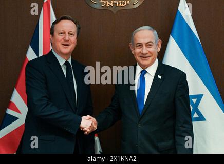 (240417) -- JERUSALEM, 17. April 2024 (Xinhua) -- der israelische Premierminister Benjamin Netanjahu trifft sich am 17. April 2024 in Jerusalem mit dem britischen Außenminister David Cameron. Netanjahu betonte am Mittwoch Israels "Recht, sich gegen den Iran zu verteidigen", als er den britischen Außenminister David Cameron und die deutsche Außenministerin Annalena Baerbock in Jerusalem empfing. (Maayan Toaf/GPO/Handout via Xinhua) Stockfoto