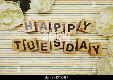 Happy Tuesday Buchstaben auf bunten Streifen Hintergrund Stockfoto