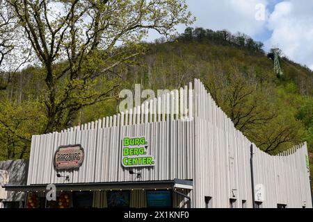 Bad Harzburg, Deutschland. April 2024. Außenaufnahme des „BurgBergCenter“ vor dem Burgberg. Die neue Touristenattraktion im Harz erzählt in einem Animationsfilm die Geschichte der Burg Harzburg. Quelle: Swen Pförtner/dpa/Alamy Live News Stockfoto