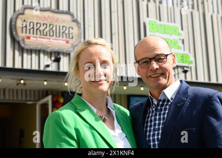 Bad Harzburg, Deutschland. April 2024. Eva-Christin Ronkainen-Kolb und Holger Kalb, Geschäftsführer der HarzVenture GmbH, stehen vor dem Eingang zum BurgBergCenter. Die neue Touristenattraktion im Harz erzählt in einem Animationsfilm die Geschichte der Burg Harzburg. Quelle: Swen Pförtner/dpa/Alamy Live News Stockfoto