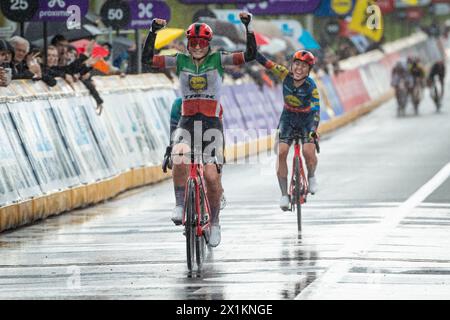 De Ronde van Vlaanderen WE (Tour durch Flandern), Belgien. Lidl-Trek italienische Meisterin Elisa Longo Borghini feiert den Sieg Antwerpens gegen Oudenaarde Stockfoto