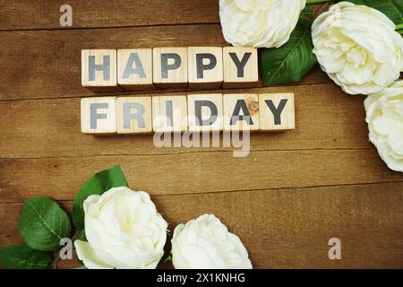 Hallo Montag Buchstaben mit Pfingstrose Blumenstrauß auf hölzernem Hintergrund Stockfoto