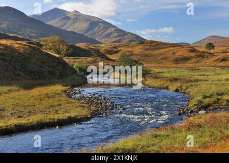 Glen Strathfarrar, Blick auf den Berg Sgurr na Lapaich, im Herbst mit Fluss Farrar, Glen Strthfarrar, Inverness-shire, Schottland, Oktober Stockfoto