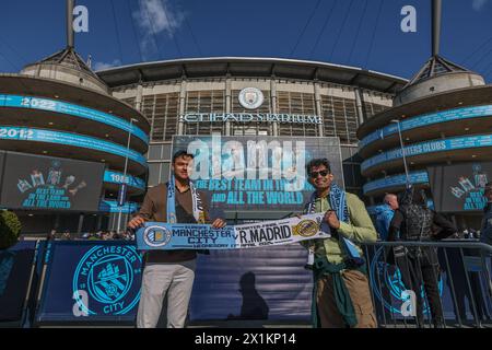 Manchester, Großbritannien. April 2024. Die Fans kommen am 17. April 2024 im Etihad Stadion in Manchester, Großbritannien, während des UEFA Champions League-Viertelfinales Manchester City gegen Real Madrid am 17. April 2024 (Foto: Mark Cosgrove/News Images) in Manchester, Großbritannien. (Foto: Mark Cosgrove/News Images/SIPA USA) Credit: SIPA USA/Alamy Live News Stockfoto