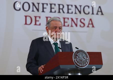 Mexiko-Stadt, Mexiko. April 2024. Mexikos Präsident Andres Manuel Lopez Obrador gestikuliert während seiner Rede vor den Medien während einer Briefing-Konferenz im Nationalpalast. Am 17. April 2024 in Mexiko-Stadt. (Foto: Carlos Santiago/ Credit: Eyepix Group/Alamy Live News Stockfoto