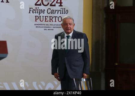 Mexiko-Stadt, Mexiko. April 2024. Mexikos Präsident Andres Manuel Lopez Obrador gestikuliert während seiner Rede vor den Medien während einer Briefing-Konferenz im Nationalpalast. Am 17. April 2024 in Mexiko-Stadt. (Foto: Carlos Santiago/ Credit: Eyepix Group/Alamy Live News Stockfoto