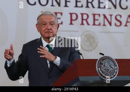 Mexiko-Stadt, Mexiko. April 2024. Mexikos Präsident Andres Manuel Lopez Obrador gestikuliert während seiner Rede vor den Medien während einer Briefing-Konferenz im Nationalpalast. Am 17. April 2024 in Mexiko-Stadt. (Foto: Carlos Santiago/ Credit: Eyepix Group/Alamy Live News Stockfoto