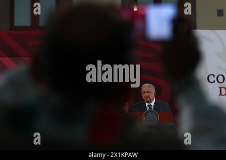 Mexiko-Stadt, Mexiko. April 2024. Mexikos Präsident Andres Manuel Lopez Obrador gestikuliert während seiner Rede vor den Medien während einer Briefing-Konferenz im Nationalpalast. Am 17. April 2024 in Mexiko-Stadt. (Foto: Carlos Santiago/Eyepix Group/SIPA USA) Credit: SIPA USA/Alamy Live News Stockfoto