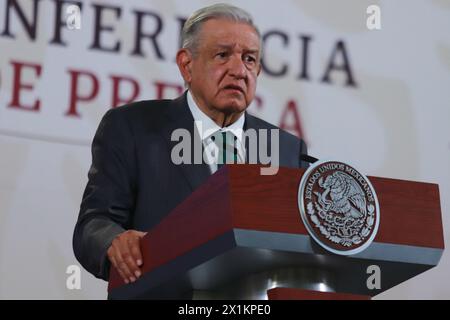 Mexiko-Stadt, Mexiko. April 2024. Mexikos Präsident Andres Manuel Lopez Obrador gestikuliert während seiner Rede vor den Medien während einer Briefing-Konferenz im Nationalpalast. Am 17. April 2024 in Mexiko-Stadt. (Foto: Carlos Santiago/Eyepix Group/SIPA USA) Credit: SIPA USA/Alamy Live News Stockfoto