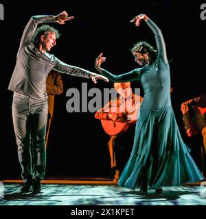 London, Großbritannien. April 2024. Mit zwei Stücken aus der zweiten Hälfte der Show, hier „Tientos – pas de deux“, getanzt von Adriana Bilbao (in blauem Kleid) und Angel Muñoz. Der Flamenco-Gitarrist, Komponist und Produzent Paco Peña und seine Kompanie kehren vom 17. Bis 29. April mit Solera ins Sadler's Wells Theatre zurück. Quelle: Imageplotter/Alamy Live News Stockfoto