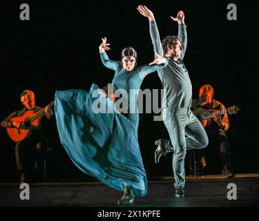 London, Großbritannien. April 2024. Mit zwei Stücken aus der zweiten Hälfte der Show, hier „Tientos – pas de deux“, getanzt von Adriana Bilbao (in blauem Kleid) und Angel Muñoz. Der Flamenco-Gitarrist, Komponist und Produzent Paco Peña und seine Kompanie kehren vom 17. Bis 29. April mit Solera ins Sadler's Wells Theatre zurück. Quelle: Imageplotter/Alamy Live News Stockfoto