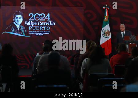 Mexiko-Stadt, Mexiko. April 2024. Mexikos Präsident Andres Manuel Lopez Obrador gestikuliert während seiner Rede vor den Medien während einer Briefing-Konferenz im Nationalpalast. (Kreditbild: © Carlos Santiago/eyepix via ZUMA Press Wire) NUR REDAKTIONELLE VERWENDUNG! Nicht für kommerzielle ZWECKE! Stockfoto