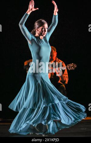 London, Großbritannien. April 2024. Adriana Bilbao. Mit zwei Stücken aus der zweiten Hälfte der Show, hier „Tientos – pas de deux“, getanzt von Adriana Bilbao (in blauem Kleid) und Angel Muñoz. Der Flamenco-Gitarrist, Komponist und Produzent Paco Peña und seine Kompanie kehren vom 17. Bis 29. April mit Solera ins Sadler's Wells Theatre zurück. Quelle: Imageplotter/Alamy Live News Stockfoto