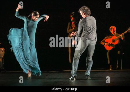London, Großbritannien. April 2024. Mit zwei Stücken aus der zweiten Hälfte der Show, hier „Tientos – pas de deux“, getanzt von Adriana Bilbao (in blauem Kleid) und Angel Muñoz. Der Flamenco-Gitarrist, Komponist und Produzent Paco Peña und seine Kompanie kehren vom 17. Bis 29. April mit Solera ins Sadler's Wells Theatre zurück. Quelle: Imageplotter/Alamy Live News Stockfoto