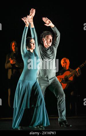 London, Großbritannien. April 2024. Mit zwei Stücken aus der zweiten Hälfte der Show, hier „Tientos – pas de deux“, getanzt von Adriana Bilbao (in blauem Kleid) und Angel Muñoz. Der Flamenco-Gitarrist, Komponist und Produzent Paco Peña und seine Kompanie kehren vom 17. Bis 29. April mit Solera ins Sadler's Wells Theatre zurück. Quelle: Imageplotter/Alamy Live News Stockfoto