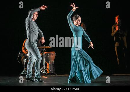 London, Großbritannien. April 2024. Mit zwei Stücken aus der zweiten Hälfte der Show, hier „Tientos – pas de deux“, getanzt von Adriana Bilbao (in blauem Kleid) und Angel Muñoz. Der Flamenco-Gitarrist, Komponist und Produzent Paco Peña und seine Kompanie kehren vom 17. Bis 29. April mit Solera ins Sadler's Wells Theatre zurück. Quelle: Imageplotter/Alamy Live News Stockfoto