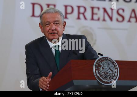 Mexiko-Stadt, Mexiko. April 2024. Mexikos Präsident Andres Manuel Lopez Obrador gestikuliert während seiner Rede vor den Medien während einer Briefing-Konferenz im Nationalpalast. (Kreditbild: © Carlos Santiago/eyepix via ZUMA Press Wire) NUR REDAKTIONELLE VERWENDUNG! Nicht für kommerzielle ZWECKE! Stockfoto