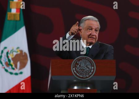 Mexiko-Stadt, Mexiko. April 2024. Mexikos Präsident Andres Manuel Lopez Obrador gestikuliert während seiner Rede vor den Medien während einer Briefing-Konferenz im Nationalpalast. (Kreditbild: © Carlos Santiago/eyepix via ZUMA Press Wire) NUR REDAKTIONELLE VERWENDUNG! Nicht für kommerzielle ZWECKE! Stockfoto