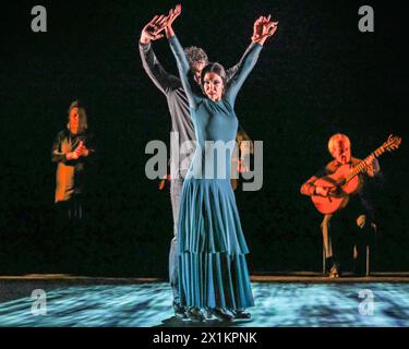 London, Großbritannien. April 2024. Mit zwei Stücken aus der zweiten Hälfte der Show, hier „Tientos – pas de deux“, getanzt von Adriana Bilbao (in blauem Kleid) und Angel Muñoz. Der Flamenco-Gitarrist, Komponist und Produzent Paco Peña und seine Kompanie kehren vom 17. Bis 29. April mit Solera ins Sadler's Wells Theatre zurück. Quelle: Imageplotter/Alamy Live News Stockfoto
