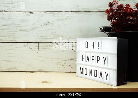 Happy Monday Leuchtkasten-Alphabet auf hölzernem Hintergrund Stockfoto