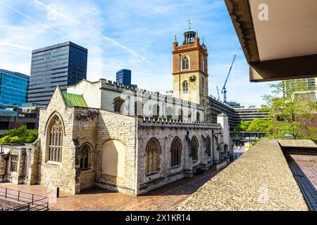 St Giles Cripplegate Church befindet sich auf dem Barbican Estate, einer der wenigen mittelalterlichen Kirchen in London, England Stockfoto