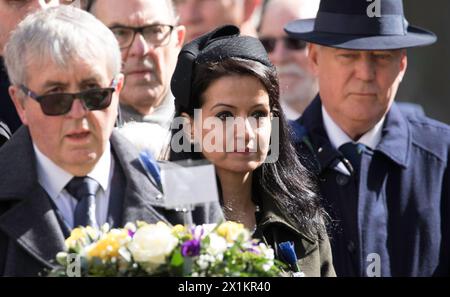 St James's Square, London, Großbritannien. April 2024. Pensionierte und dienende Polizeibeamte aus dem ganzen Vereinigten Königreich schließen sich Familie und Freunde des Polizeibeamten Yvonne Fletcher vor der ehemaligen libyschen Botschaft in London am 40. Jahrestag der Ermordung des 25-jährigen Offiziers an. Am Morgen des 17. April 1984 wurden PC Fletcher und andere Metropolitan Polizisten zu einem Protest gegen das libysche Regime vor der Botschaft entsandt, als mehrere Schüsse aus dem ersten Stock des Gebäudes abgefeuert wurden. Eine Kugel traf PC Fletcher und verursachte tödliche Verletzungen. Trotz der Verhaftung libyscher Leade im Jahr 2015 Stockfoto