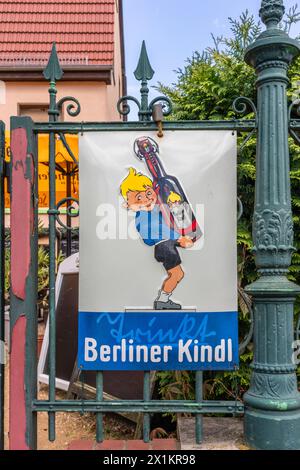 Vintage-Emailschild einer Berliner Kindl-Werbung vor einem Restaurant in Berlin, Deutschland, Europa Stockfoto