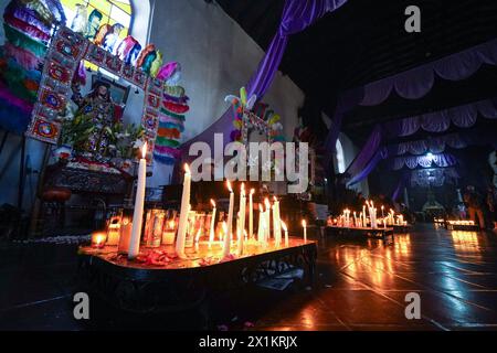 Maya-Altarplattformen, auf denen Kerzen und Kopal-Weihrauch durch Statuen von Heiligen in der katholischen Kirche Inglesia de Santo Tomas aus dem 15. Jahrhundert in Chichicastenango, Guatemala, verbrannt werden. Die katholische Kirche und die Maya-Glaubenssätze haben sich vor langer Zeit in den indigenen Regionen Guatemalas in einem Prozess gemischt, der Synkretismus genannt wird. Stockfoto