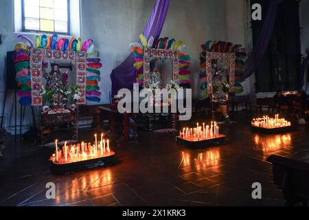 Maya-Altarplattformen, auf denen Kerzen und Kopal-Weihrauch durch Statuen von Heiligen in der katholischen Kirche Inglesia de Santo Tomas aus dem 15. Jahrhundert in Chichicastenango, Guatemala, verbrannt werden. Die katholische Kirche und die Maya-Glaubenssätze haben sich vor langer Zeit in den indigenen Regionen Guatemalas in einem Prozess gemischt, der Synkretismus genannt wird. Stockfoto