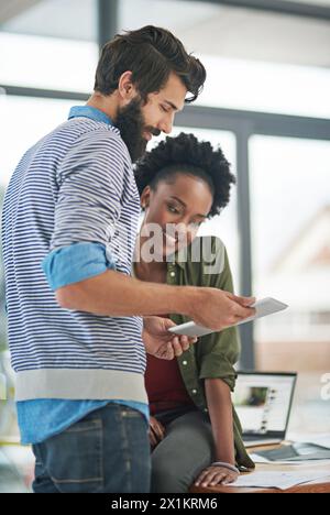 Partner, Tablet und Mentor für Hilfe im Büro, Meinung und Ratschläge zu Angeboten am Schreibtisch. Kollegen, Unterstützung und Coaching oder Feedback zum Projekt Stockfoto