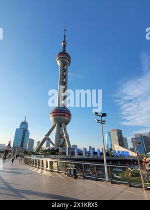 Pearl Oriental Tower im modernen Geschäftsviertel Pudong in Shanghai, China Stockfoto