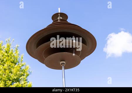 Windspiele im Park gegen den blauen Himmel mit weißen Wolken Stockfoto