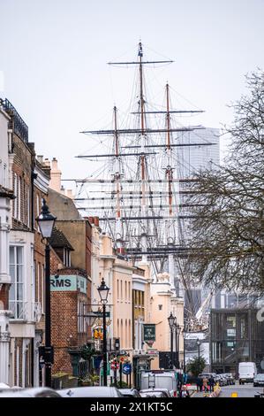 Mast des Cutty Sark aus der belebten Greenwich Street, London, Großbritannien Stockfoto