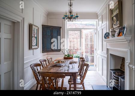 Vinatentisch und Stühle mit Terrassentüren zum Außenbereich im georgianischen Stadthaus, Greenwich, London, Großbritannien Stockfoto