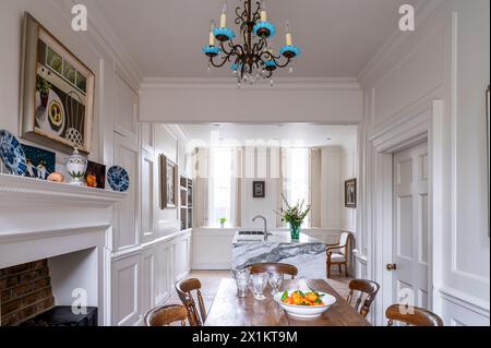Stilvolle georgianische Küche mit offenem Schnitt und Esszimmer im Greenwich Stadthaus, London, Großbritannien Stockfoto