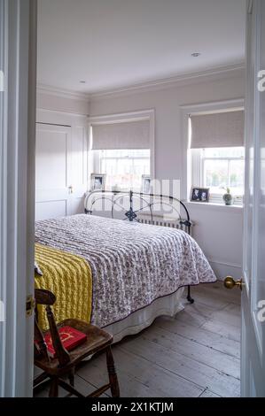 Blick durch offene Tür zum Schlafzimmer im eleganten georgianischen Greenwich Stadthaus, London, Großbritannien Stockfoto