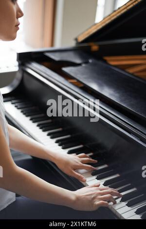 Frau, Musiker und spielt mit Klavier für Musik, Melodie oder Klang mit akustischen Instrumenten zu Hause. Weibliche Person, Musikspielerin oder Pianistin mit Stockfoto