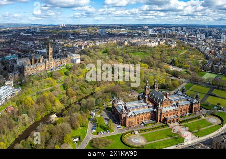 Aus der Vogelperspektive auf Kelvingrove Park und Glasgow University links und Kelvingrove Art Gallery and Museum rechts, Glasgow, Schottland, Großbritannien Stockfoto