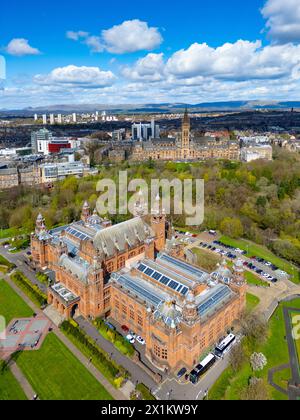 Aus der Vogelperspektive auf Kelvingrove Park und Glasgow University hinten und Kelvingrove Art Gallery and Museum, vorne, Glasgow, Schottland, Großbritannien Stockfoto