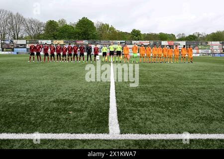 Bilzen, Belgien. April 2024. Die Teams stellen sich am Mittwoch, den 17. April 2024, in Bilzen, Belgien, vor einem Freundschaftsspiel zwischen den belgischen U17-Futures-Nationalmannschaften aus Belgien und den Niederlanden auf. Quelle: Sportpix/Alamy Live News Stockfoto