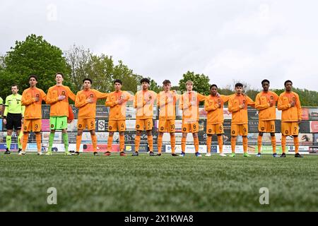 Bilzen, Belgien. April 2024. Die Niederlande wurden vor einem Freundschaftsspiel zwischen den belgischen U17-Futures-Nationalmannschaften und den Niederlanden am Mittwoch, den 17. April 2024, in Bilzen, Belgien gezeigt. Quelle: Sportpix/Alamy Live News Stockfoto