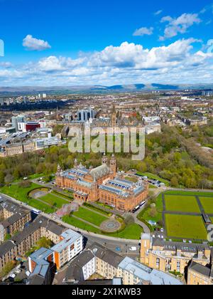 Aus der Vogelperspektive auf Kelvingrove Park und Glasgow University hinten und Kelvingrove Art Gallery and Museum, vorne, Glasgow, Schottland, Großbritannien Stockfoto