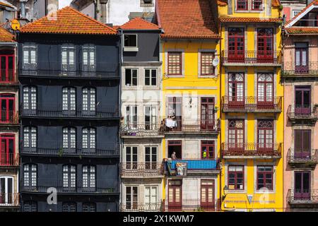 Erhöhter Panoramablick auf die Altstadt von Porto und das Flussbett Douro, Portugal. Stockfoto