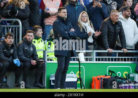 Portsmouth, Großbritannien. April 2024. Portsmouth Manager John Mousinho beim SKY Bet EFL League 1 Spiel von Portsmouth FC gegen Barnsley FC in Fratton Park, Portsmouth, Hampshire, England, Großbritannien am 16. April 2024 Credit: Every Second Media/Alamy Live News Stockfoto