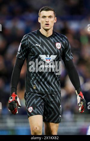 Portsmouth, Großbritannien. April 2024. Barnsley Torhüter Liam Roberts (1) während des Spiels Portsmouth FC gegen Barnsley FC SKY Bet EFL League 1 in Fratton Park, Portsmouth, Hampshire, England, Großbritannien am 16. April 2024 Credit: Every Second Media/Alamy Live News Stockfoto