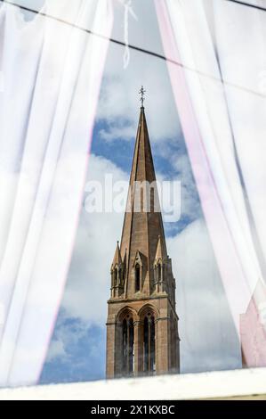 Reflexion eines Kirchturms in einem Hausfenster Stockfoto