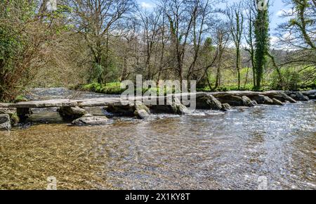 Tarr tritt auf eine Brücke, die den Fluss Barle auf Exmoor in Somerset, Großbritannien, überspannt Stockfoto