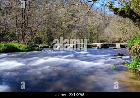 Tarr tritt auf eine Brücke, die den Fluss Barle auf Exmoor in Somerset, Großbritannien, überspannt Stockfoto